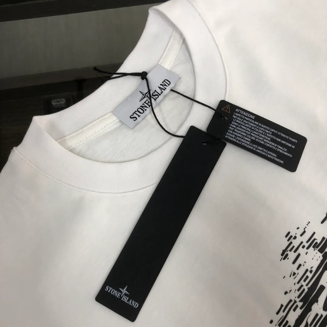 P180 Stone Island 2025 latest T-shirt, couple style ~ Original order, fashionable and casual short T-shirt, specially made of customized cotton fabric ~ Cotton T-shirt ~ Pre-washed to prevent deformation and shrinkage problem, more comfortable and breathable on the body ~ All available from stock ~ Unique design style, trendy must-have item, complete with three standards 👍 Color: black/white Size: S M L XL (larger version, please indicate your height and weight when placing an order)